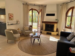 Smart TV, chimenea, tenis de mesa y libros 