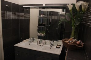 Dusche, Haartrockner, Bidet, Handtücher