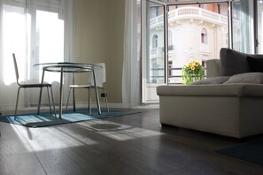 Fernseher, DVD-Player, Bücher