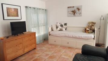 1 habitación, tabla de planchar con plancha y cuna de viaje