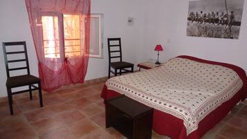 1 habitación, tabla de planchar con plancha y cuna de viaje