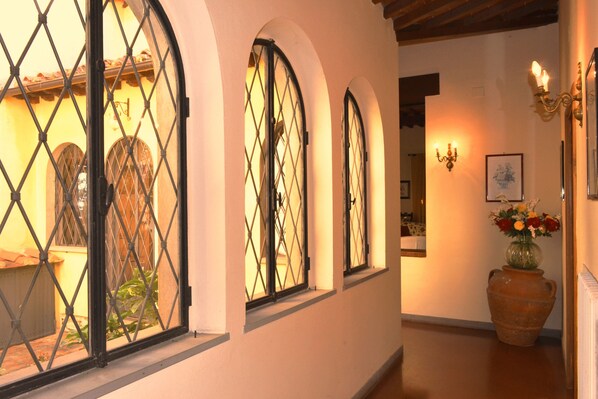 المنشأة من الداخل