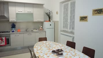 Frigorífico, horno, placa de cocina y cafetera o tetera
