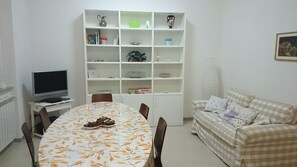 TV, caminetto, libri, impianto stereo