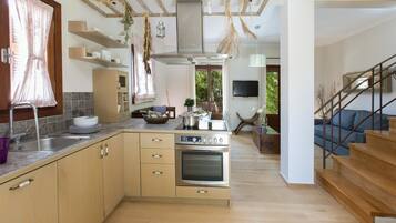 Een koelkast, een magnetron, een oven, een kookplaat