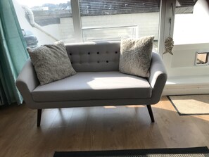 Smart-TV, DVD-Player, Bücher, Videothek