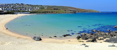 Una spiaggia nelle vicinanze