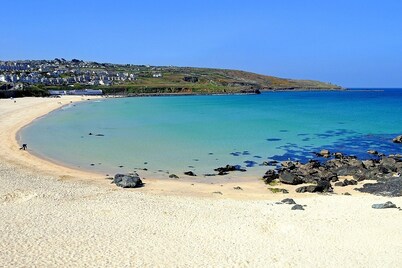 Stunning sea views, parking,central St Ives, 400m to beach. Sunny patio. Quiet.