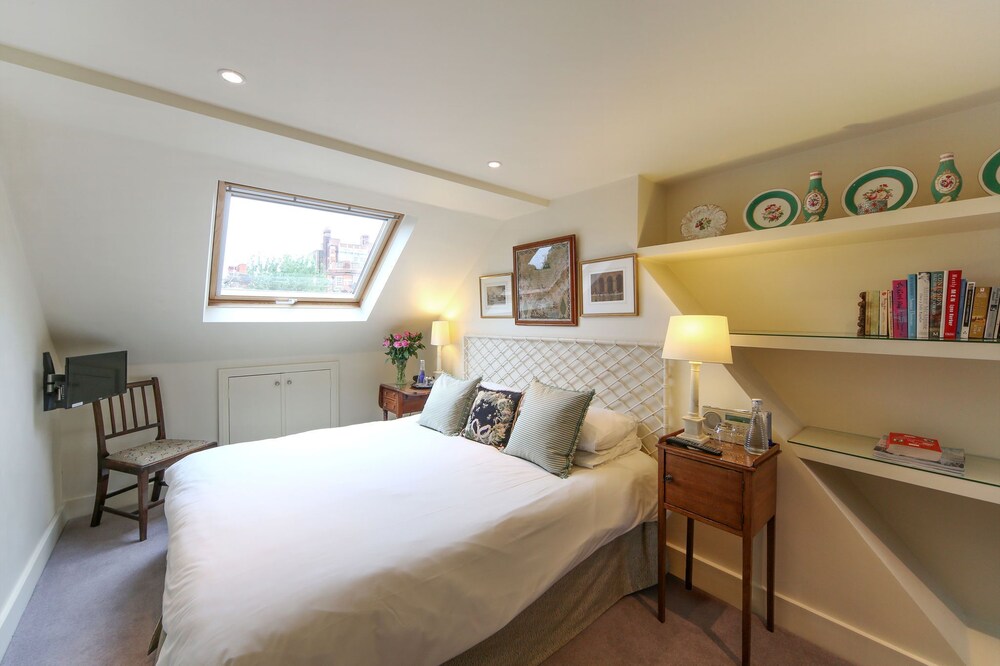 Comfortable double bedroom with ensuite bathroom, sitting room & roof terrace