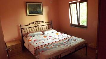 5 bedrooms, iron/ironing board, free WiFi, bed sheets