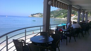 Un restaurante frente al mar con terraza.