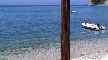 Una playa cerca, sillas reclinables de playa, toallas de playa