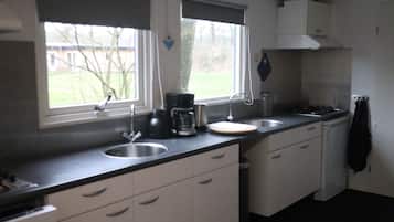 Kühlschrank, Mikrowelle, Herdplatte, Wasserkocher mit Kaffee-/Teezubehör