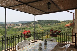 Outdoor dining - Private, Exclusive, Lake View,  Large Private Pool. Private Landscaped Gardens (Tuoro Sul Trasimeno)