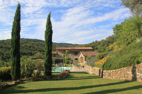 Exterior - Private, Exclusive, Lake View,  Large Private Pool. Private Landscaped Gardens (Tuoro Sul Trasimeno)