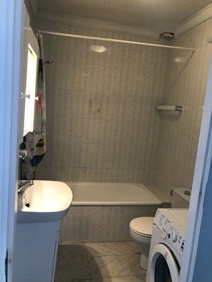 Baignoire, sĂšche-cheveux, bidet, serviettes fournies