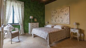 8 camere, una scrivania, Wi-Fi gratuito, lenzuola