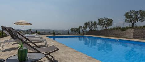 Piscine extérieure, chaises longues