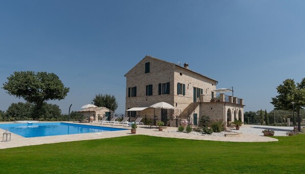 Außenpool, Liegestühle