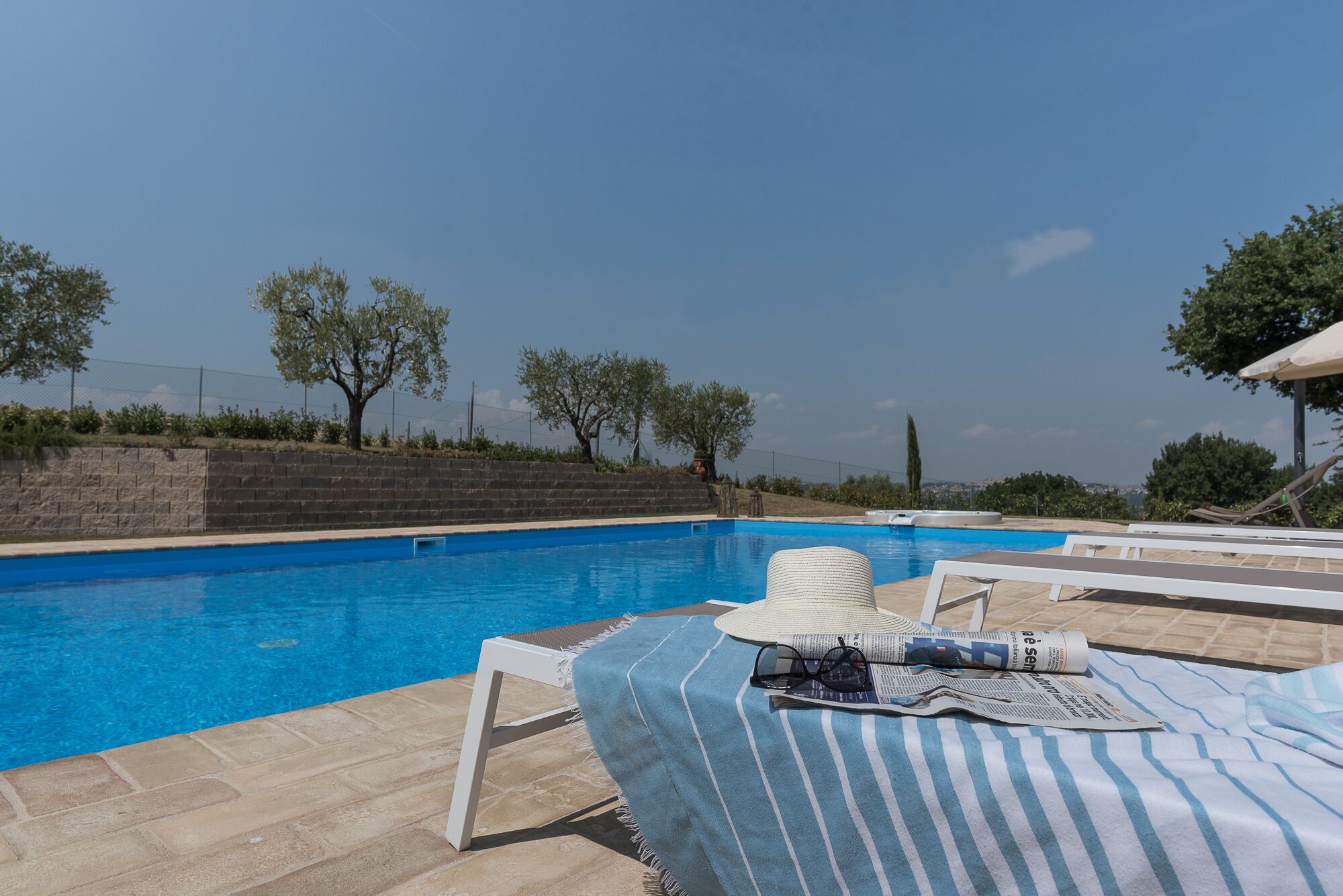 Piscine extérieure, chaises longues