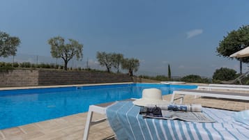 Piscina all'aperto, lettini