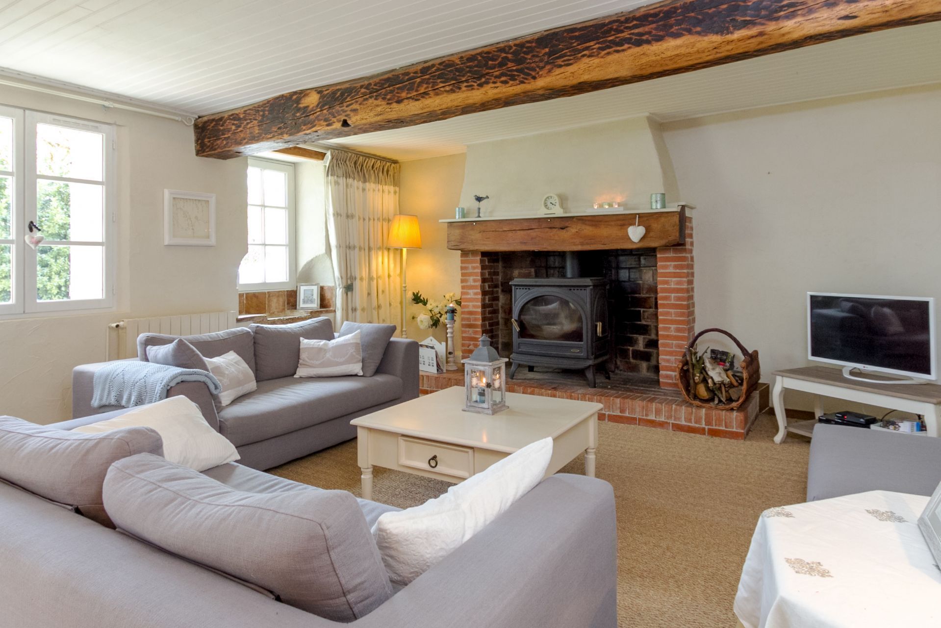 TV connectée, cheminée, lecteur de DVD, table de tennis de table