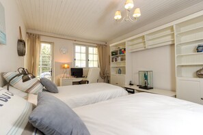 5 Schlafzimmer, Schreibtisch, Bügeleisen/Bügelbrett, kostenloses WLAN