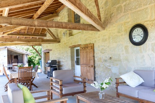 Secure, gated, fenced pool, quiet rural location, Air Con. Near historic towns