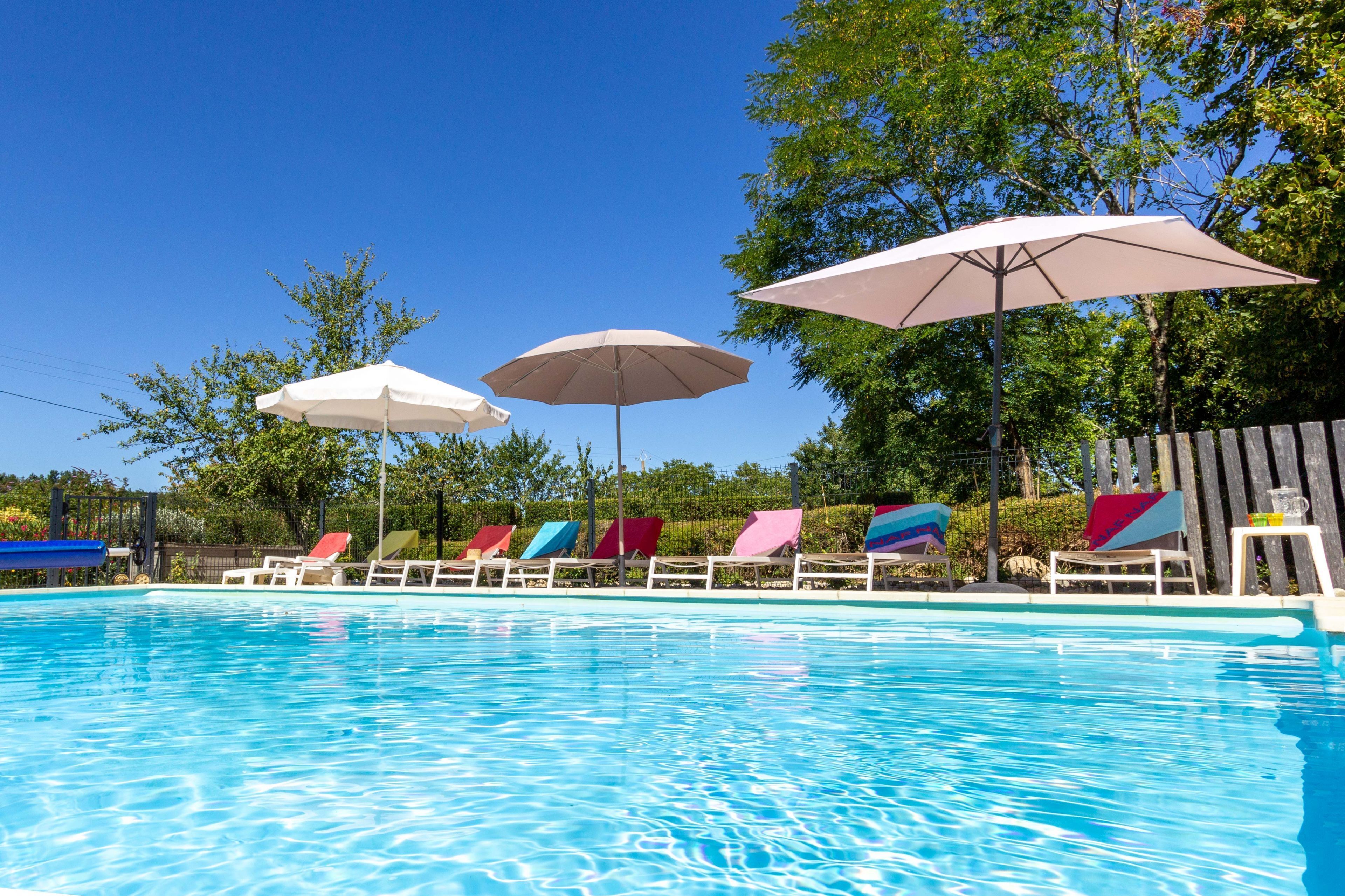 Piscine extérieure, chaises longues