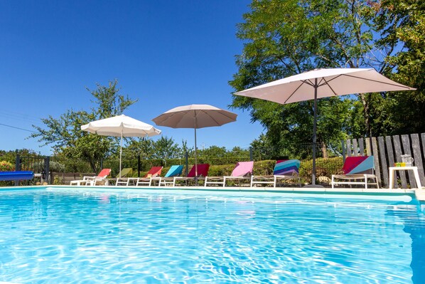 Piscine extérieure, chaises longues