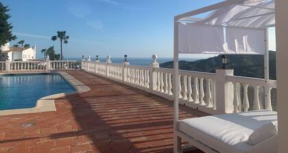 Hermosa villa de 5 dormitorios con piscina de 17 metros y vistas impresionantes. Reg VTAR / MA / 02