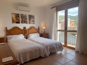 5 bedrooms, desk, iron/ironing board, travel cot - 5 Bedroom 3 en-suite hot tub & 15m pool (Frigiliana)