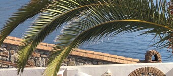 Beautiful villa, panoramic views of sea and mountains, close to town