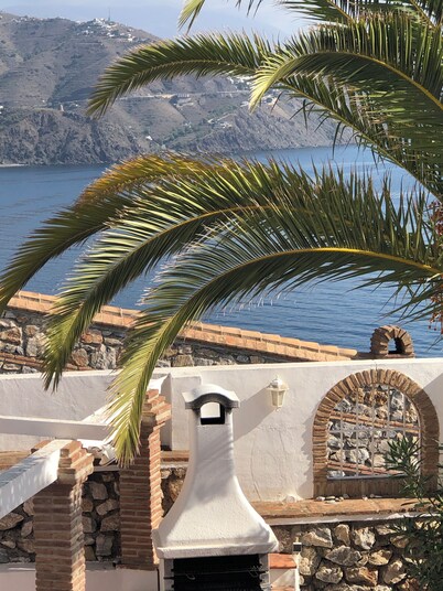 Beautiful villa, panoramic views of sea and mountains, close to town