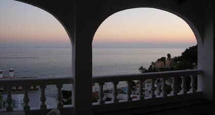 Magnifique villa vues panoramiques sur la mer et les montagnes prĂšs de la ville
