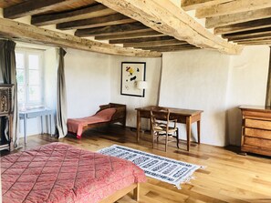 6 habitaciones, tabla de planchar con plancha, wifi y ropa de cama