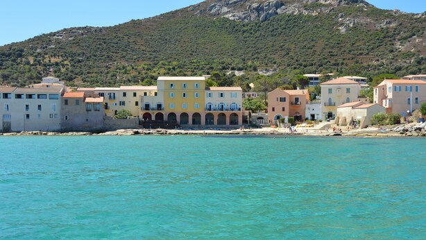 A coastal town with colorful buildings, a clear blue sea, and a mountainous backdrop. - Apartment/ flat - ALGAJOLA (Algajola)