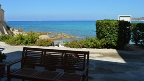 A bench overlooking a coastal area with a view of the sea and a building in the background. - Apartment/ flat - ALGAJOLA (Algajola)
