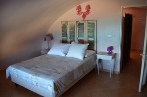 2 chambres, fer et planche à repasser, Wi-Fi gratuit, draps fournis