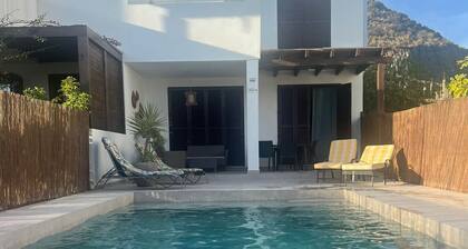 Talo 8 hengelle, uima-allas Playa Macénas, MOJACAR