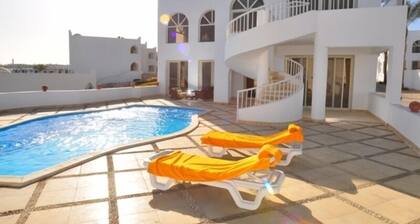 Privatstrand mit privater Poolvilla