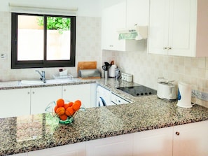 Refrigerador, microondas, horno y cafetera y tetera 