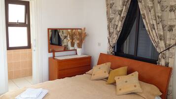 3 bedrooms, iron/ironing board, Internet, bed sheets