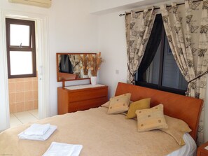 3 habitaciones, tabla de planchar con plancha, internet y ropa de cama 