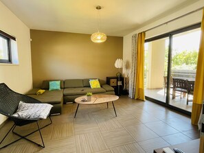 Fernseher, DVD-Player, Stereoanlage