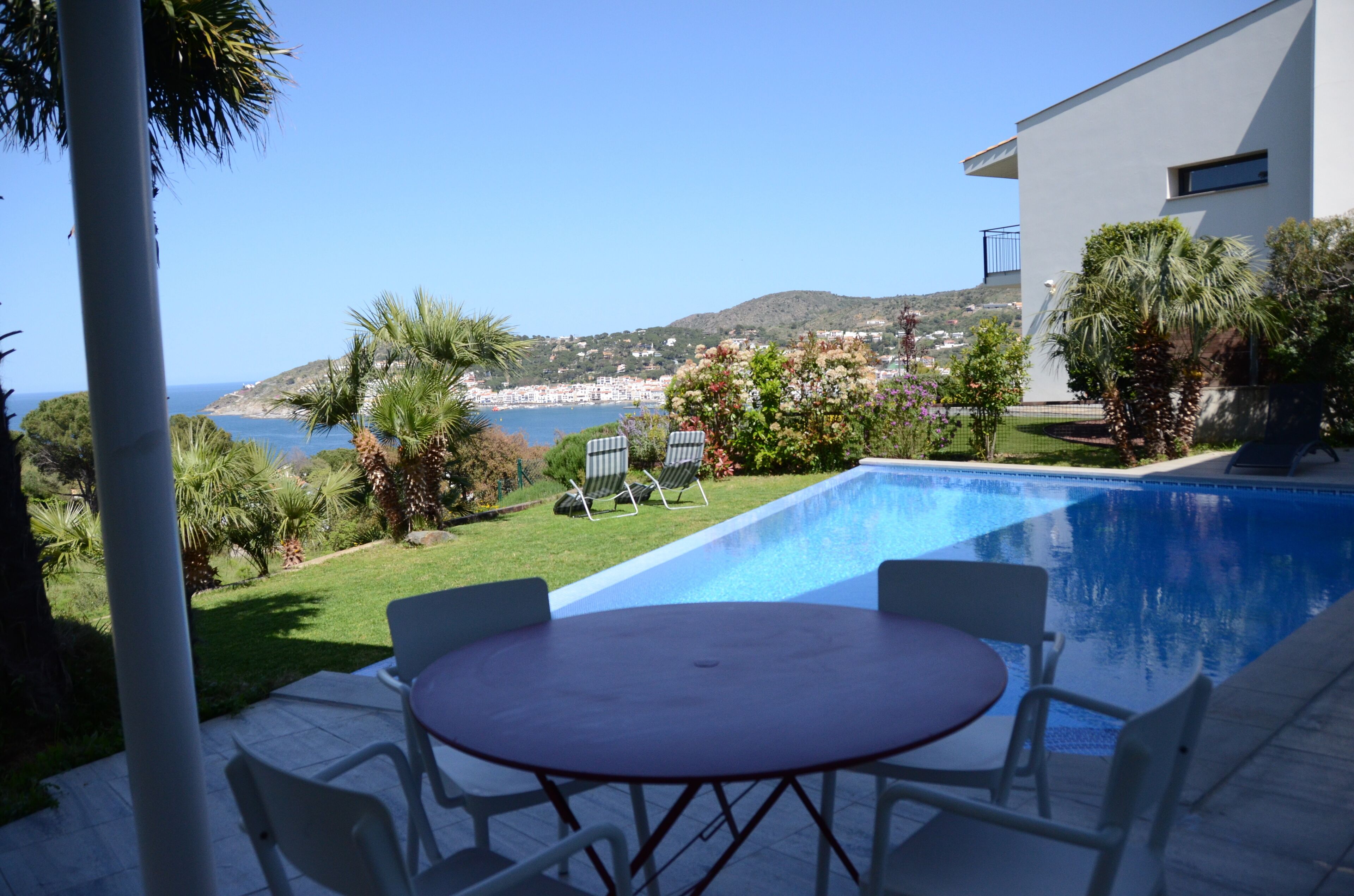 Apartment with pool and sea view