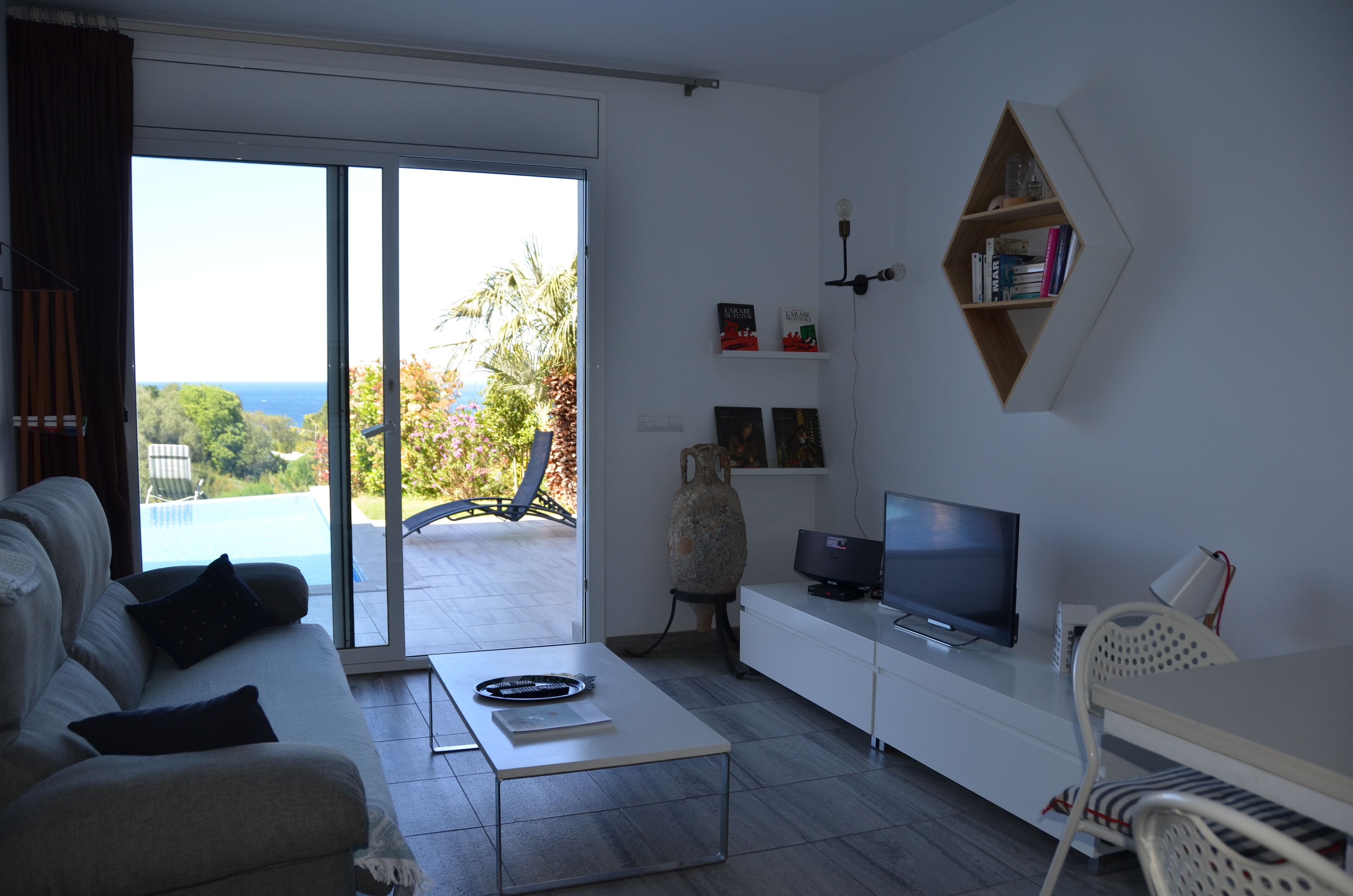 Apartment with pool and sea view