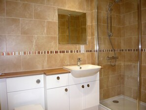 Combined shower/bathtub, hair dryer, towels, toilet paper - Christchurch Riverside Studio With Fishing Available (Christchurch)