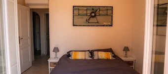 Villa with ocean view, infinity pool, and pétanque court