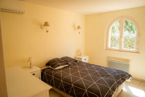 4 slaapkamers, een bureau, een strijkplank/strijkijzer, gratis wifi